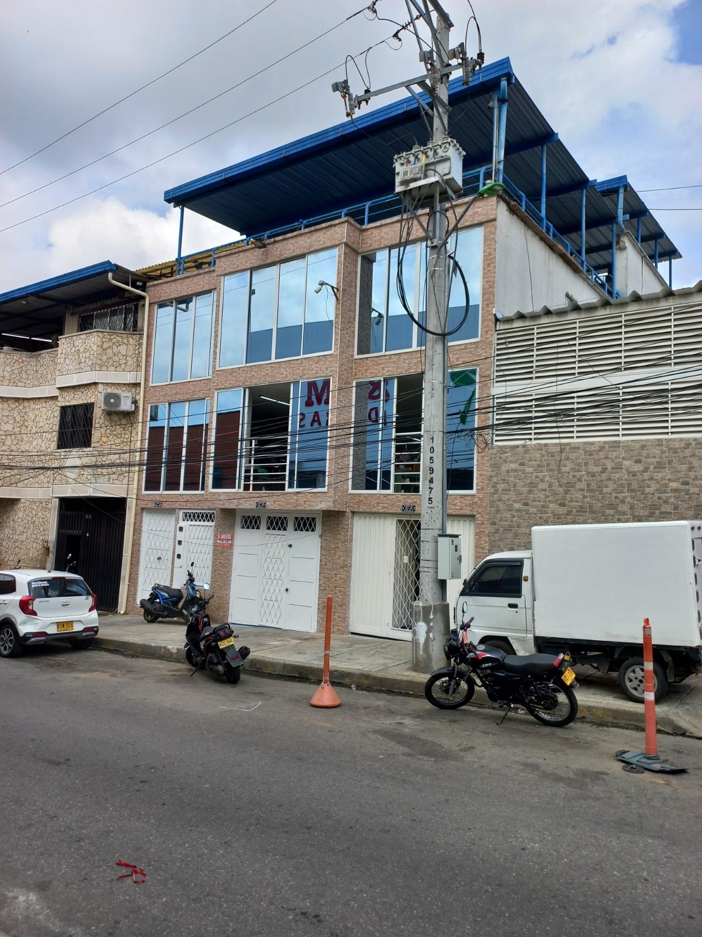 Amplia Bodega de 3 pisos zona comercial · fotografía 1