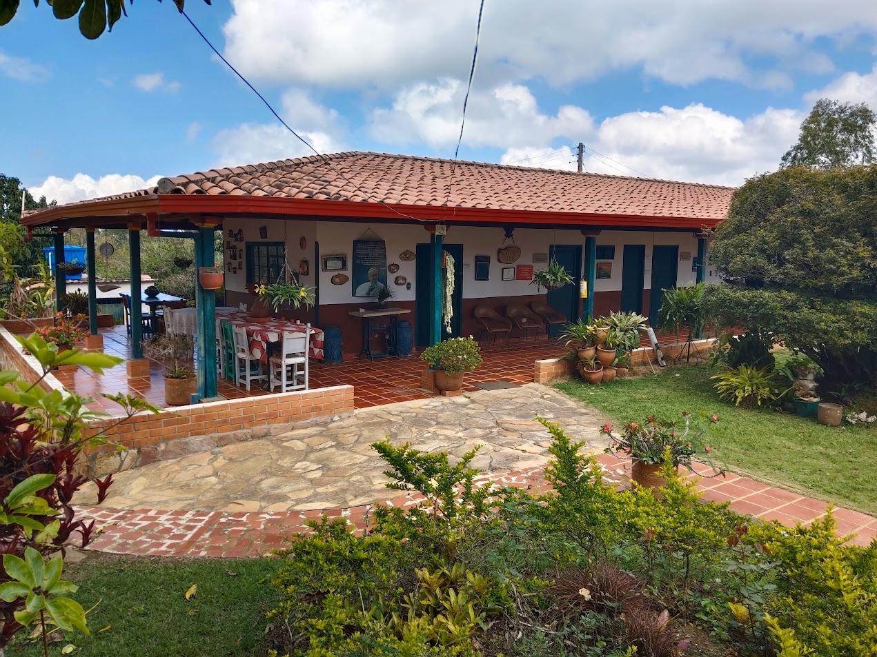 LOTE CON CASA Y CABAÑAS PARA RENTAR · fotografía 1