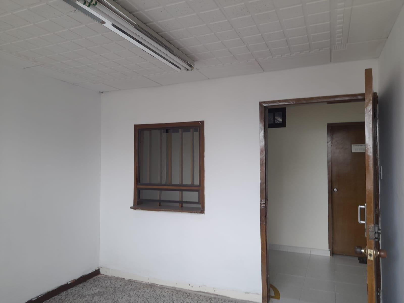 Dos oficinas amplias comunicadas internamente · fotografía 1