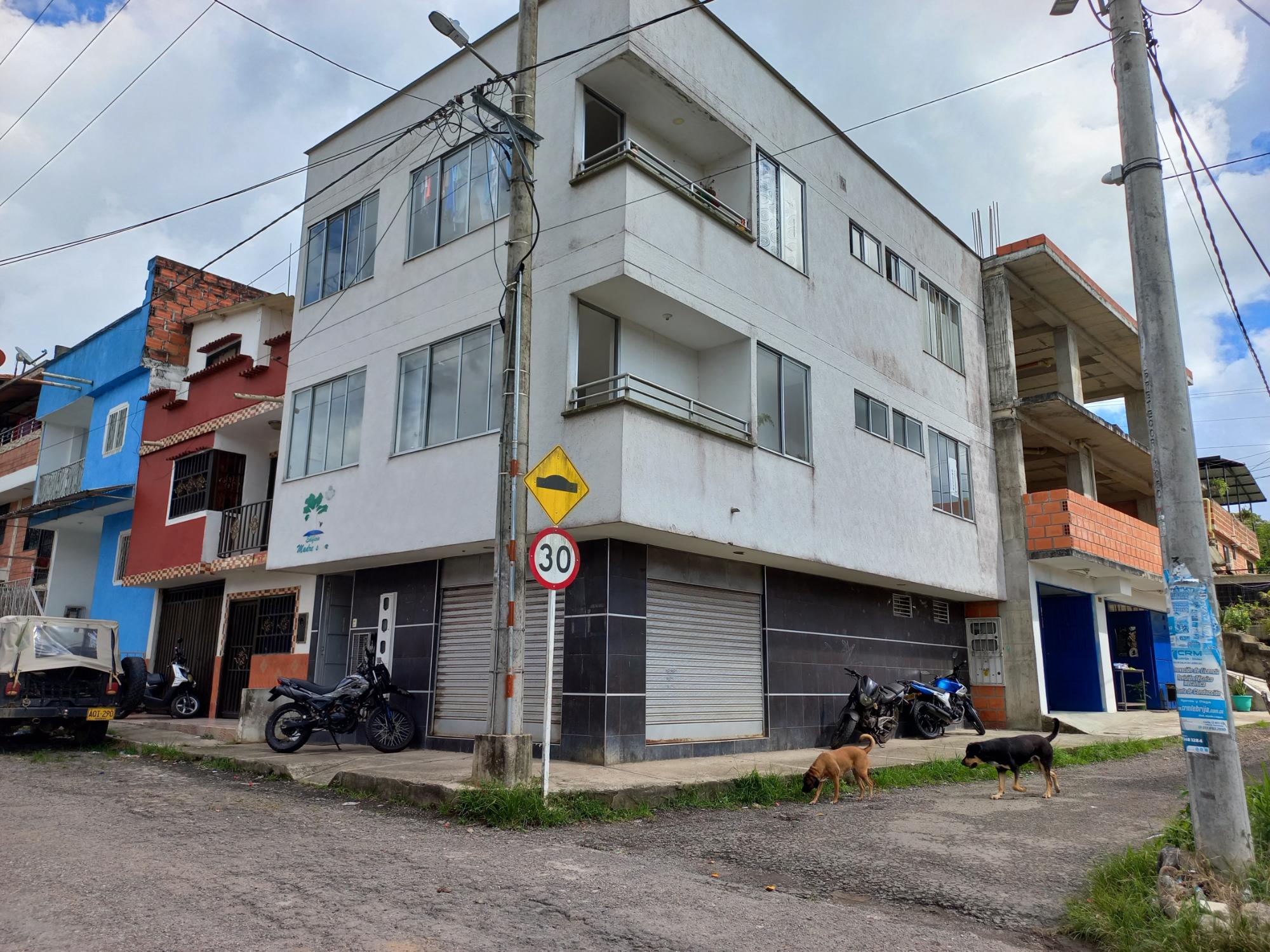 Portugal, Lebrija, 3 alcobas, segundo piso económico. · fotografía 1