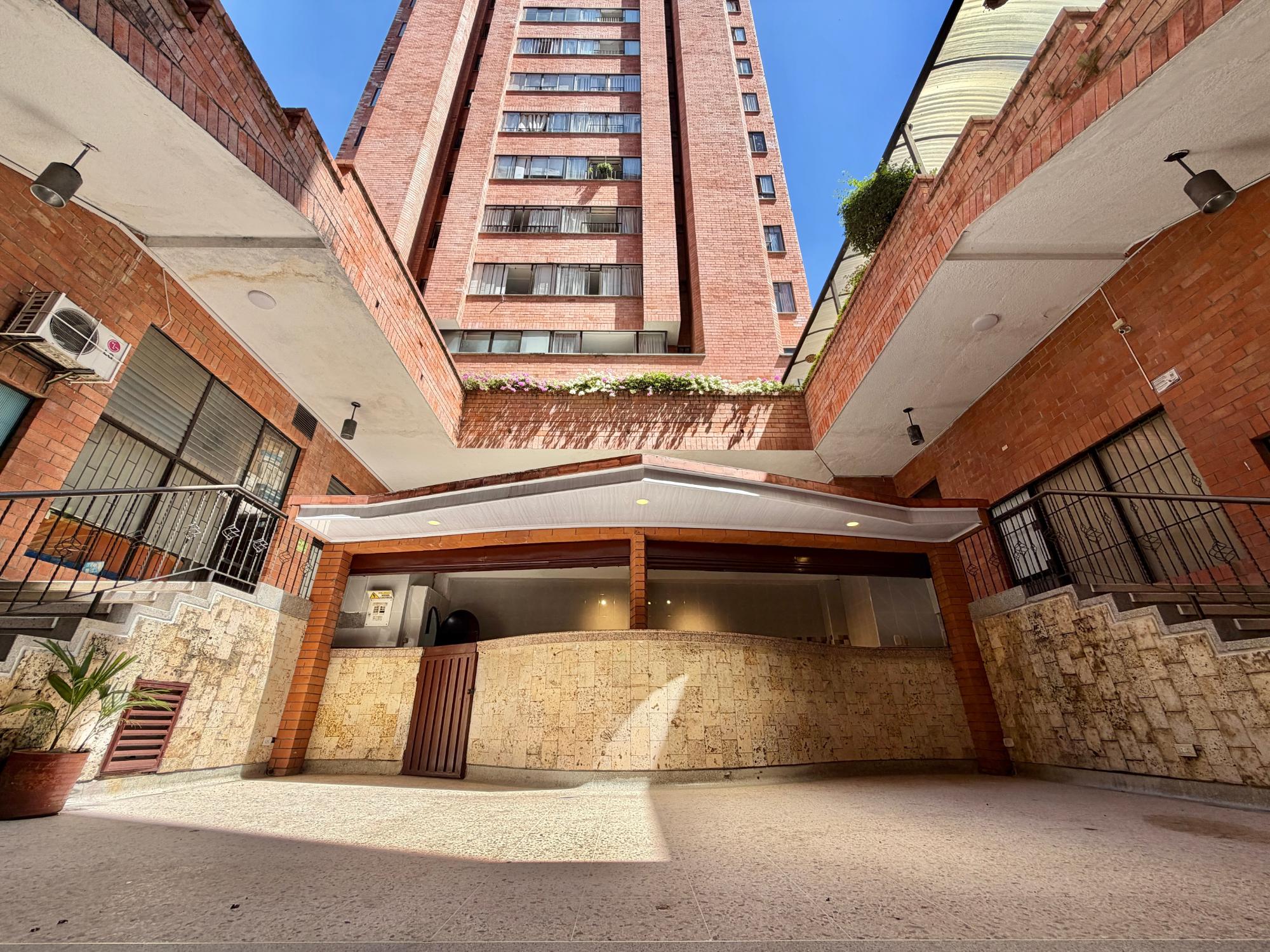 LOCAL COMERCIAL EN EL BARRIO LA AURORA · fotografía 1
