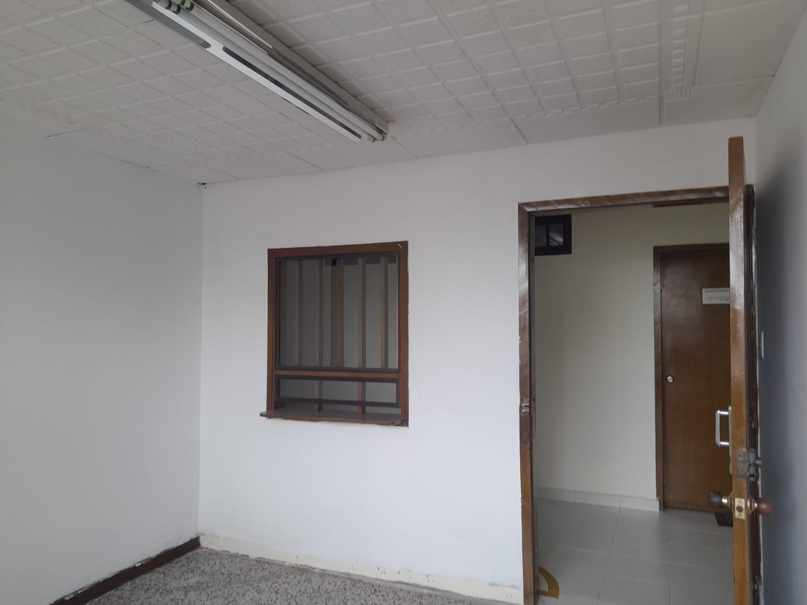 Dos oficinas amplias comunicadas internamente · fotografía 1